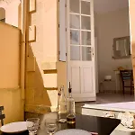 Bel Appartement, 20m De La - Cour Privee