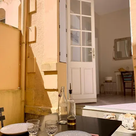 Bel Appartement, 20m De La - Cour Privee