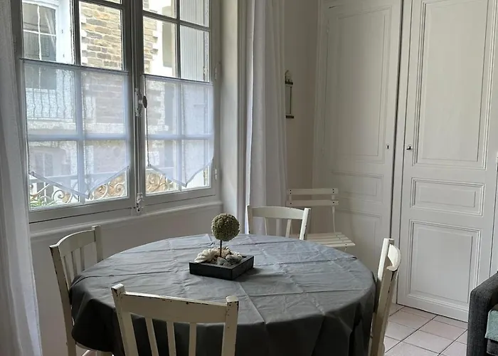 Bel Appartement, 20m De La - Cour Privee * 莱萨布勒-多洛讷