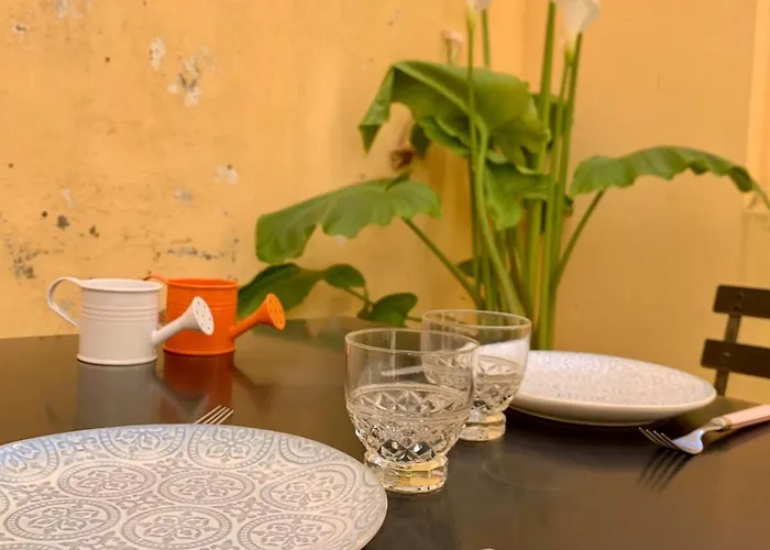 公寓 Bel Appartement, 20m De La - Cour Privee 莱萨布勒-多洛讷