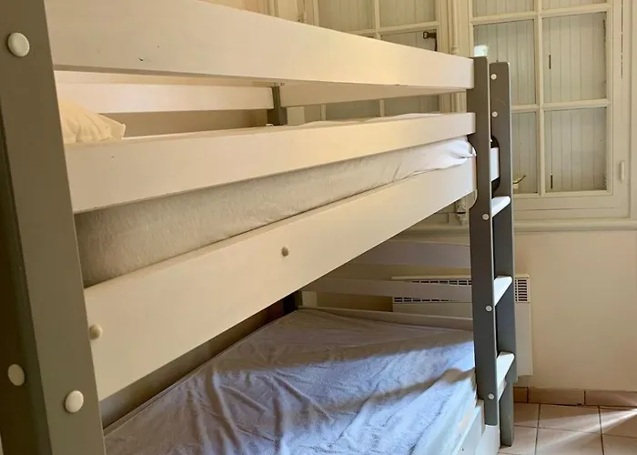 Bel Appartement, 20m De La - Cour Privee *